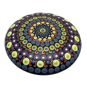 Handbeschilderde paarsgroene mandala steen, koperkleurige stippen kunststeen, uniek meditatie-souvenir, spirituele boho woondecoratie, mindfulness cadeau