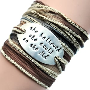 pulseira de seda bege marrom - fita cinza enrugada - etiqueta martelada - ela sabia que podia, então ela fez - presente tingido à mão para ela - joias boho de ioga - # 127