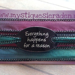 Mauvefarbenes Seidenarmband mit Wickeloptik, lila-türkisfarbenem Crinkle-Band, Wunscharmband, Armband mit Zitat, violettes Seidenarmband mit graviertem Anhänger, Boho-Yoga-Schmuck, Nr. 213 Bild 6