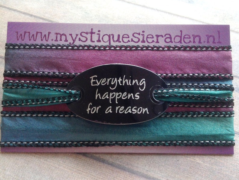 Mauvefarbenes Seidenarmband mit Wickeloptik, lila-türkisfarbenem Crinkle-Band, Wunscharmband, Armband mit Zitat, violettes Seidenarmband mit graviertem Anhänger, Boho-Yoga-Schmuck, Nr. 213 Bild 6