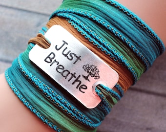 pulsera de envoltura-aquamarin-boho pulsera-sólo respirar-metal etiqueta-verde arrugado cinta-mano teñido-Colores sedosos- pulsera de yoga-personalizado - #156