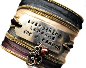 Envelopper le bracelet frisolée soie # 34 inspiration bracelet handgestempeld que tout arrive pour une raison