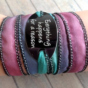 Mauvefarbenes Seidenarmband mit Wickeloptik, lila-türkisfarbenem Crinkle-Band, Wunscharmband, Armband mit Zitat, violettes Seidenarmband mit graviertem Anhänger, Boho-Yoga-Schmuck, Nr. 213 Bild 4