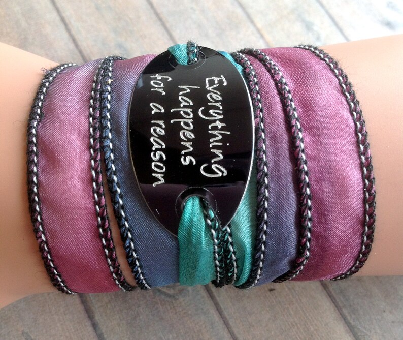 Mauvefarbenes Seidenarmband mit Wickeloptik, lila-türkisfarbenem Crinkle-Band, Wunscharmband, Armband mit Zitat, violettes Seidenarmband mit graviertem Anhänger, Boho-Yoga-Schmuck, Nr. 213 Bild 4