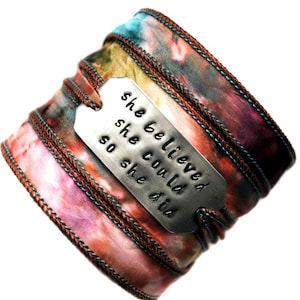 pulseira envoltória rosa - arco-íris enrugado com fita martelada - ela sabia que podia, então ela fez - pulseira tingida à mão - feminina ajustável - Cores sedosas - # 42
