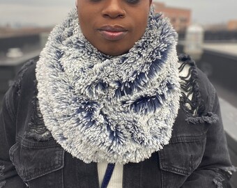 Bufanda infinita de piel sintética azul marino / Cuello vuelto con puntas escarchadas