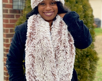 Conjunto de bufanda infinita y calentador de cabeza de piel sintética color topo