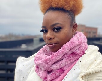 Bufanda infinita de Minky rosa: calentador de cuello de felpa para invierno