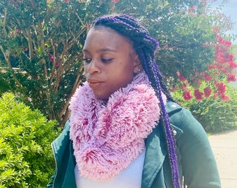 Conjunto de bufanda infinita y calentador de cabeza de piel sintética color malva / Puntas escarchadas