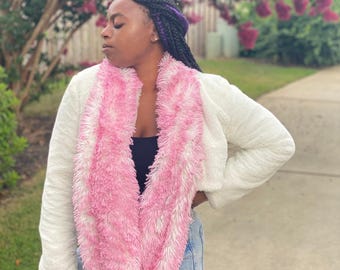 Conjunto de bufanda infinita y calentador de cabeza de piel sintética: blanco con elegantes puntas rosas