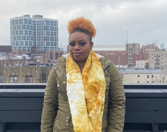 Bufanda infinita de felpa amarilla con efecto tie-dye: cuello vuelto de minky en relieve