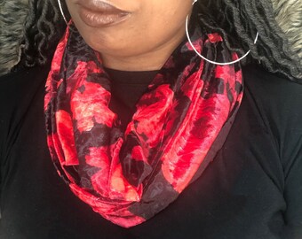 Bufanda infinita de terciopelo floral / Cuello vuelto rojo y negro