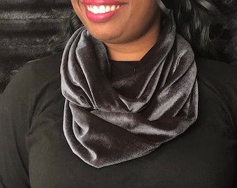 Bufanda infinita de terciopelo: cuello vuelto gris carbón suave (152 cm de diámetro)