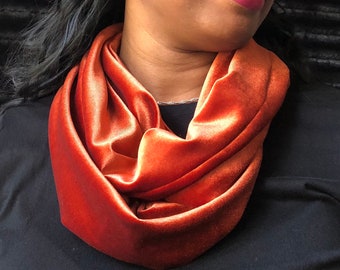 Bufanda infinita de terciopelo naranja óxido: cuello vuelto suave y acogedor