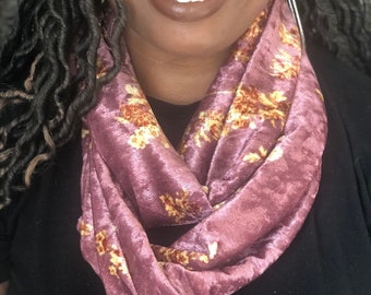 Bufanda infinita de terciopelo con estampado floral ruborizado / Cuello vuelto con efecto seda