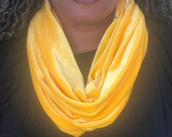 Bufanda infinita de terciopelo amarillo brillante / Cuello vuelto suave