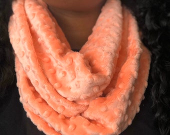 Bufanda infinita / Bufanda infinita de Minky "Snuggle" de color melocotón con cuello vuelto