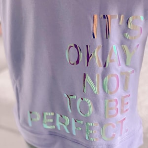 Não há problema em não ser perfeito svg, não é perfeito svg, design de camisa para meninas svg, está tudo bem não ser ok svg, ser real, não perfeito svg