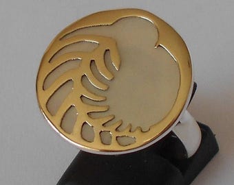 Anillo hecho a mano en plata de ley 925 y nácar.
