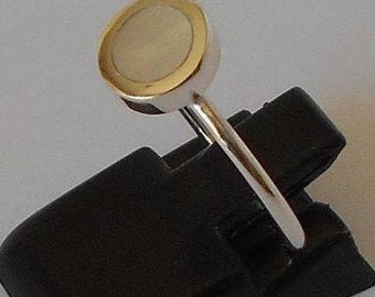Anillo hecho a mano en plata de ley 925 y nácar.