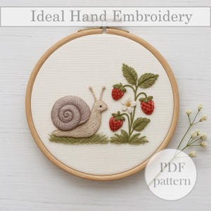 カタツムリと野生のイチゴの手刺繍パターンPDF – 初心者向けボタニカルフープアート、コテージコアフローラルデザイン、簡単DIYモダンステッチ