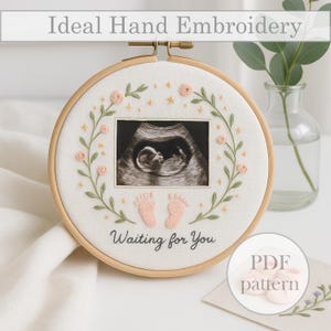 Peut inclure: Un cercle brodé à la main avec une image d'échographie. Le design comprend des fleurs roses brodées, des feuilles vertes et des empreintes de pas de bébé. Le texte "Waiting for You" est cousu sous l'image. Les mots "Ideal Hand Embroidery" sont en haut.