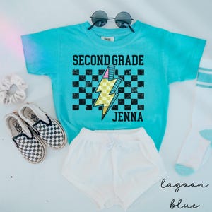 Benutzerdefinierte zweite Klasse Shirt, zurück zu Schule Shirt, 2. Klasse Shirt, zweite Klasse Shirt für Kinder, ersten Tag der Schule Mädchen, Komfort Farben zweitem