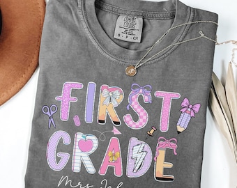 Leraar eersteklas comfortkleuren shirt, gepersonaliseerde naam shirt eerste graad, shirt eerste graad, gepersonaliseerd lerarenshirt eerste leerjaar, custom teach