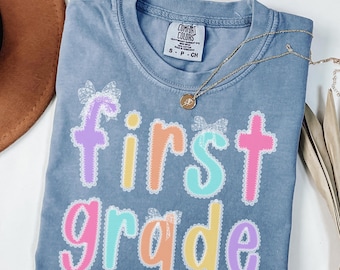 T-shirt met comfortkleuren eerste leerjaar, leraarsshirt eerste leerjaar, gingangleraar eerste leerjaar, leraarsshirt eerste leerjaar, grandmillenial eerste leerjaar