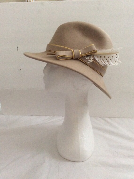 Frances Berman hat Beige