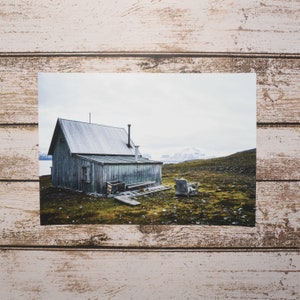 Mansfield Cabin at Ny London | Camp Mansfield | Kongsfjord | Svalbard | Spitsbergen | North Pole | A5 Postcard | Wanderlust | Landscape Art