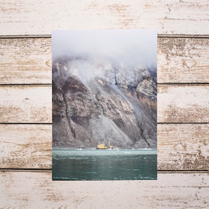 Gelbes Boot | Küsten-| Spitzbergen | | Spitzbergen Ocean | Sea | Nordpol | A5 Postkarte | Wanderlust | Arktis-Fotografie | Landschaftskunst