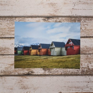 Longjahrbyen Cabins | Spitzbergen | Spitzbergen | A5 Druck | A5 Postkarte | Fernweh | Fotografie Arktis | Landschaft Kunstdruck | Spitzbergen
