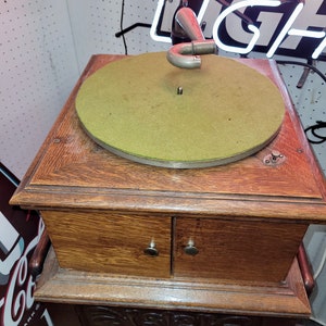 Antique Victor Table Top Victrola Model VV-VI in Quartersawn Oak