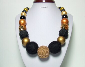 Gros collier, GOLD & BLACK, collier en bois, perles en feutre, grosses perles, ethnique