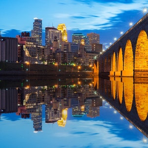Stampa artistica da parete Reflected Times - Ponte ad arco in pietra - Minneapolis, Minnesota - Fiume Mississippi / Fotografia di viaggio di TheWorldExplored