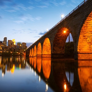 Colonne del ponte ad arco in pietra, Minneapolis, Minnesota, fiume Mississippi, paesaggio urbano, riflessione / fotografia di viaggio di TheWorldExplored
