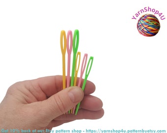 6 plastic yarn needles. 3 of each size: large and regular. Good for bulky and medium weight yarn.