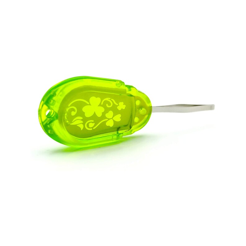 K&ouml;nnte beinhalten: Ein gr&uuml;ner Schl&uuml;ssel mit einem Kleeblatt-Design auf dem Kopf. Der Schl&uuml;ssel ist aus Metall und Kunststoff.