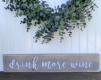 Letrero "Bebe más vino": Decoración rústica de bar de madera gris