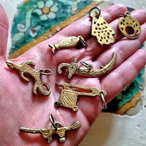 Tunisia - Antique lot of n. 7 high grade silver gilt lucky charms for necklace from Douiret area, Berber Tunisia jewelry, VERY RARE