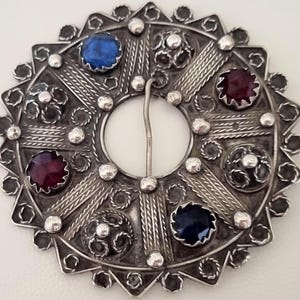Algérie - Ancienne fibule en argent de haute qualité avec des verres appelés Medouar, Chaoui, Ouled Naïl, bijoux berbères d'Algérie, Aurès, poinçonnés, TRES RARE