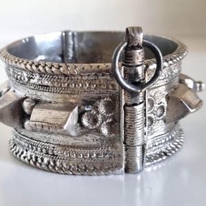 Palestine - Antique high grade silver cuff from Ramallah, Aswara 'aride bi-l-qifl, Palestine, Levant jewelry,  VERY RARE