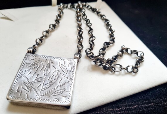 Ancien Collier Metal Doré Design Signe Biche De Bere Ancien Collier Metal Doré Design Signe Biche De Bere