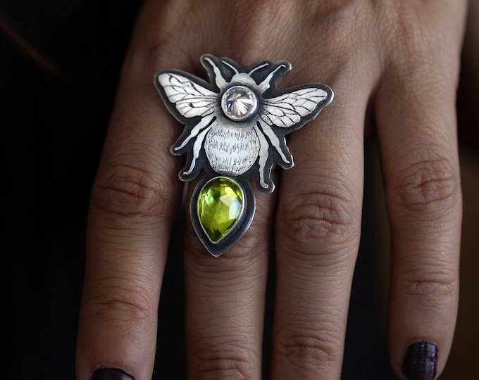 Size US 5.50/5.75 Sterling silver bee ring with Peridot