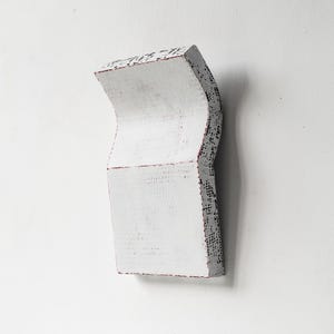 Sculpture murale minimaliste, petite oeuvre d'art abstraite en blanc, décoration d'intérieur moderne, oeuvre d'art 3D unique
