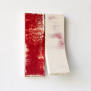 Sculpture murale abstraite rouge et blanche originale, oeuvre d'art 3D minimaliste sur panneau de carton, art texturé moderne contemporain