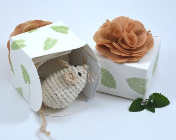 Catnip Snow Mouse, Holiday Magic Mouse, Crochet Cat Toy with Catnip Scented Package