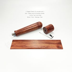 Peut inclure: Un ensemble de pièces en bois de Bubinga pour Gaggia Classic Pro, comprenant une poignée de porte-filtre, un bouton vapeur et une plaque frontale rectangulaire pour bac d'égouttage. Inclut une clé hexagonale et une vis. Texte : < Gaggia Classic Pro wooden part > Item : Steam knob & Portafilter handle & Drip Tray Front Plate Wood / Color : Bubinga / Red