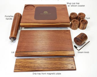 Peut inclure: Un ensemble de pièces en bois de zébrano jaune pour Gaggia Classic Pro. Le kit comprend une poignée de porte-filtre, un plateau pour tasse avec sous-verre en silicone, quatre pieds, un couvercle, un bouton vapeur et une plaque magnétique.